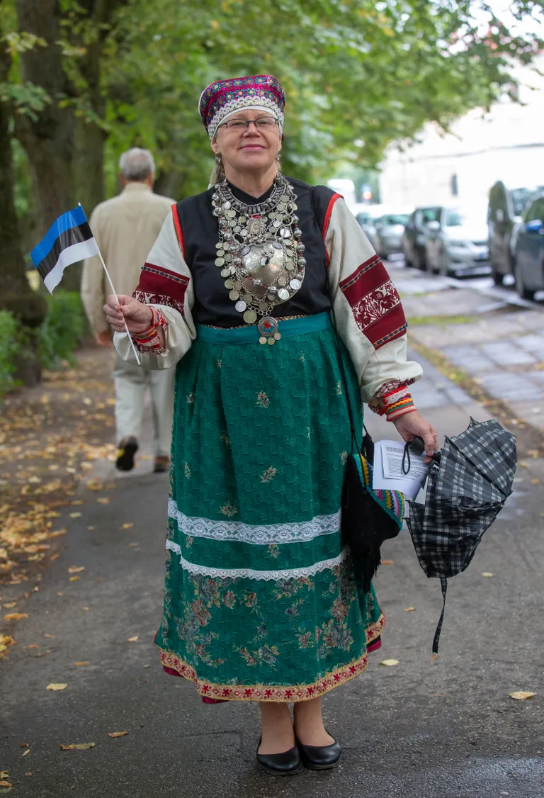 Ülle Vaaks piknikule minekuks täies ehtes.