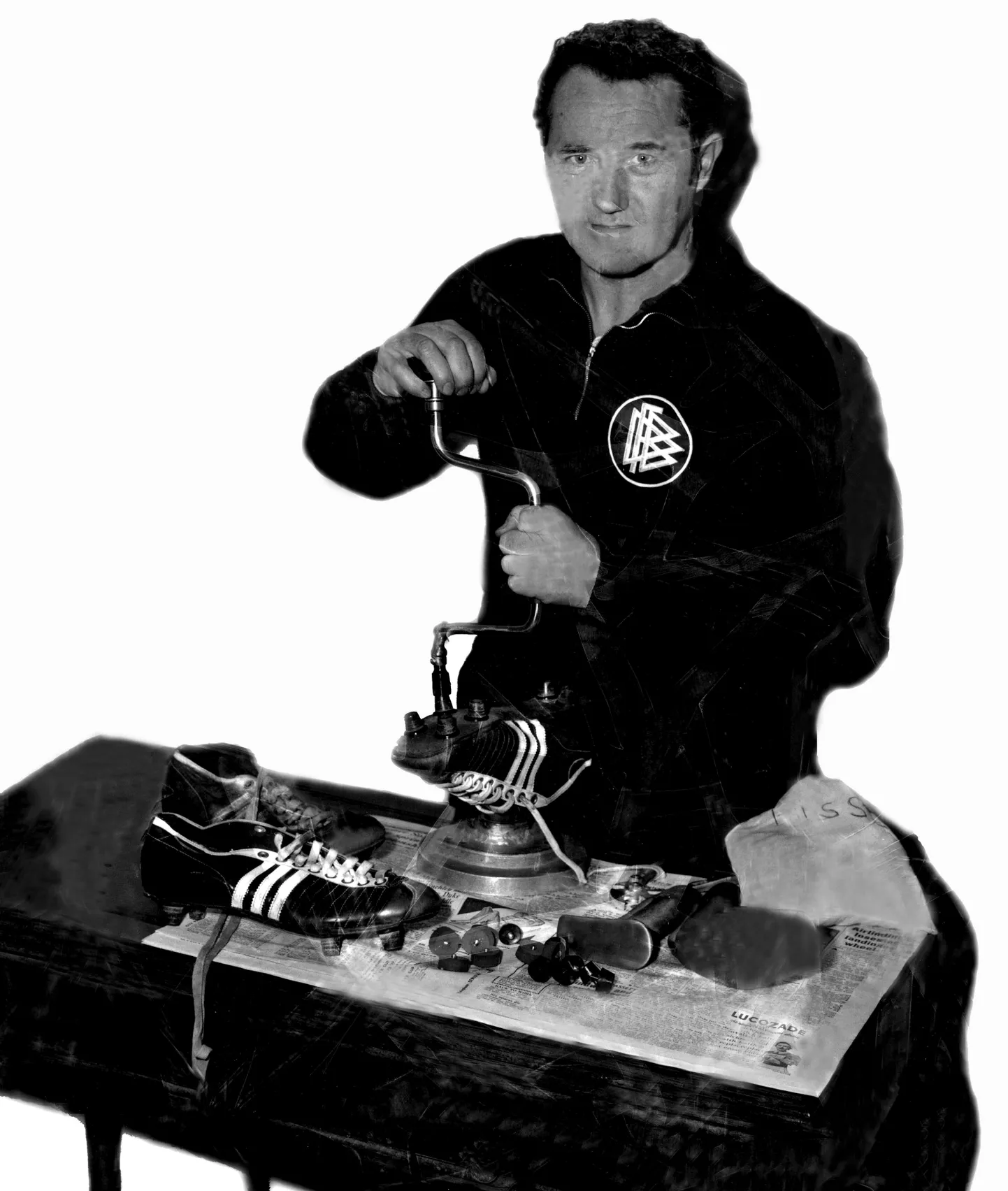 Adolf Dassler paigaldamas korke Lääne-Saksamaa jalgapallikoondise mängijate jalatsitele.