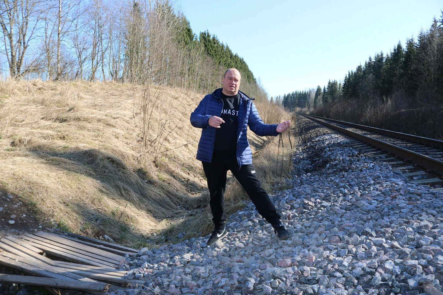 Himmaste külavanem Andres Vijar näitab üle raudtee Põlvasse viivat teed, mis muutus ohtlikuks pärast seda, kui Eesti Raudtee sellelt silla ära võttis.