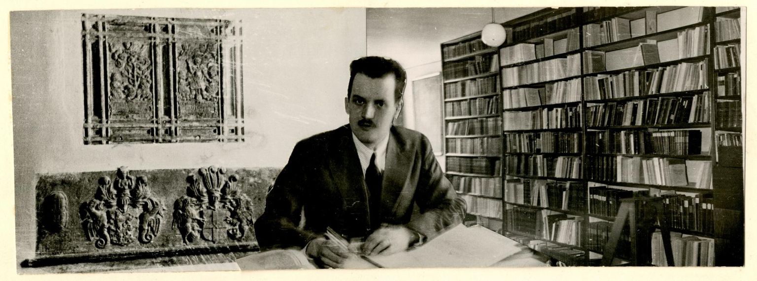 Tallinna linnaarhivaar Paul Johansen Rüütli 8/10 asunud arhiivi lugemissaalis 1930. aastate lõpus.