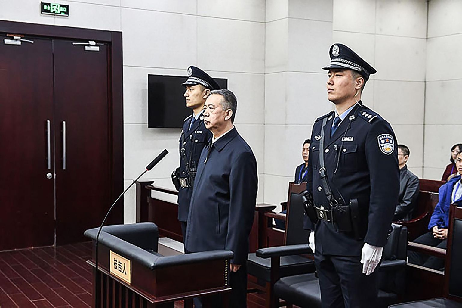 Endine Interpoli juht Meng Hongwei eile Tianjini rahvakohtus, mis otsustas ta 13 ja pooleks aastaks trellide taha saata.