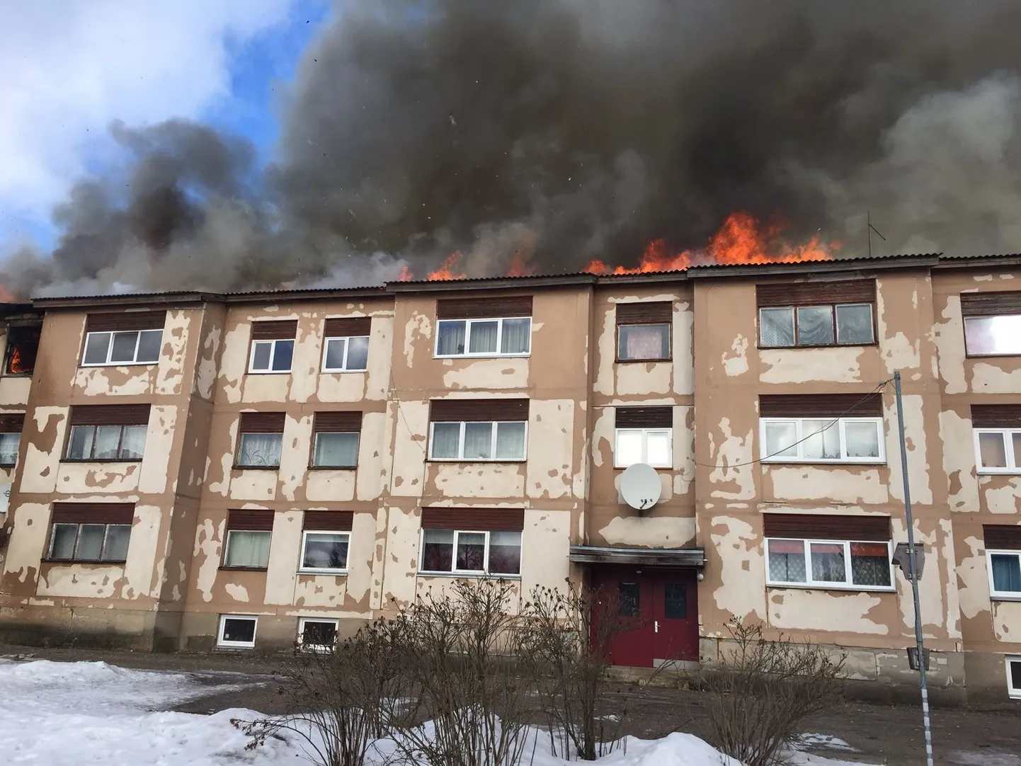 Kell 13.13 tuli häirekeskusele teade tulekahjust Järvamaal Paide vallas Sargveres Nooruse tänaval.