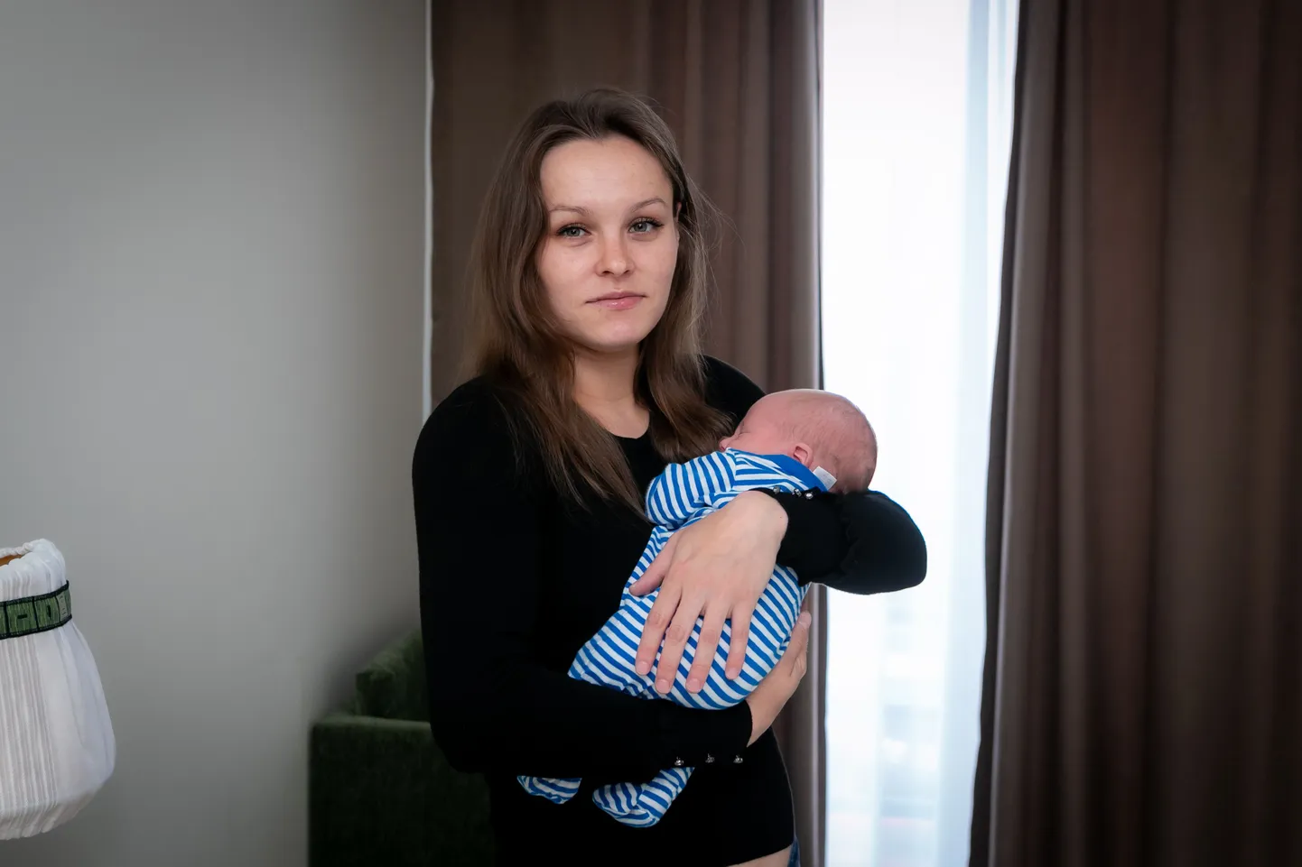 Юлия со своим двухнедельным сыном, который родился в больнице Курессааре. Больше всего Юлия мечтает о том, чтобы война в Украине побыстрее закончилась и они могли вернуться домой.
