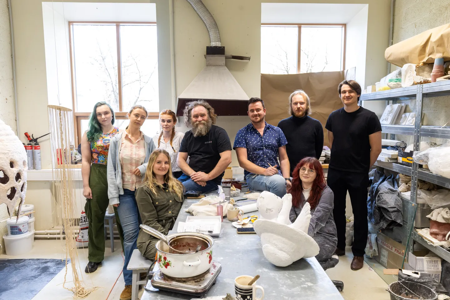 Näituseks teevad ettevalmistusi Eliise Mikomägi (vasakult), Helge Maria Lakeman, Bhatricya Virumann, Heleri Riik (istub ees vasakul), Andres Rattasepp, Margus Teska, Elin Meos ja Hendrik Põlluste ning nende juhendaja Olger Lehtsaar.