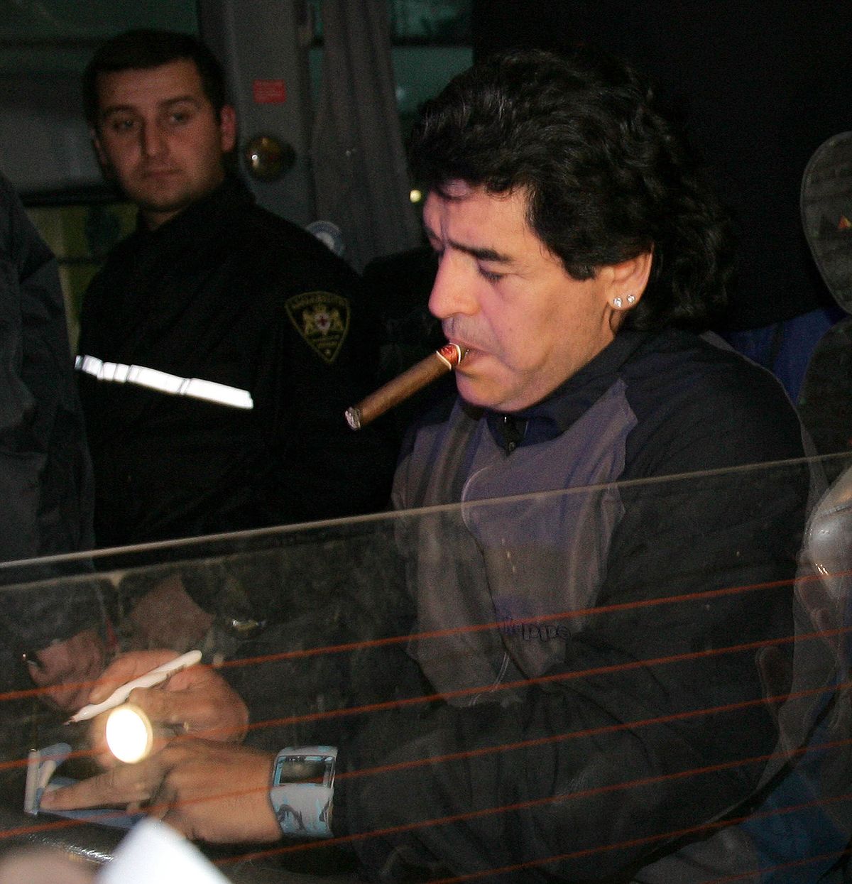 Марадона курит сигару и раздаёт автографы в Тбилиси (2008 год)