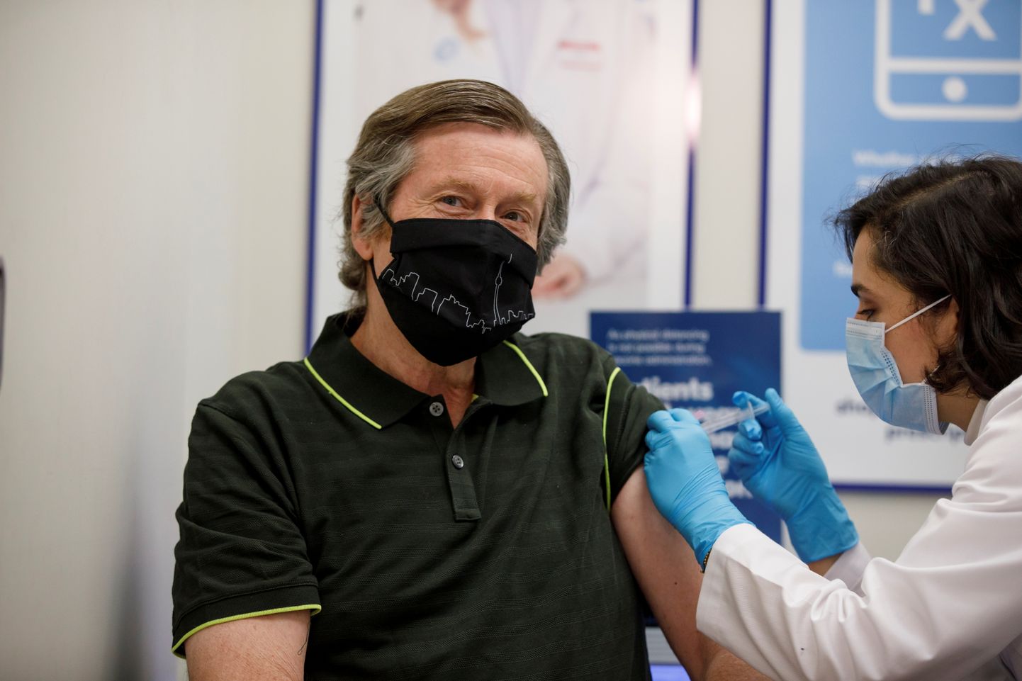 Мэр Торонто Джон Тори получает прививку вакциной AstraZeneca.