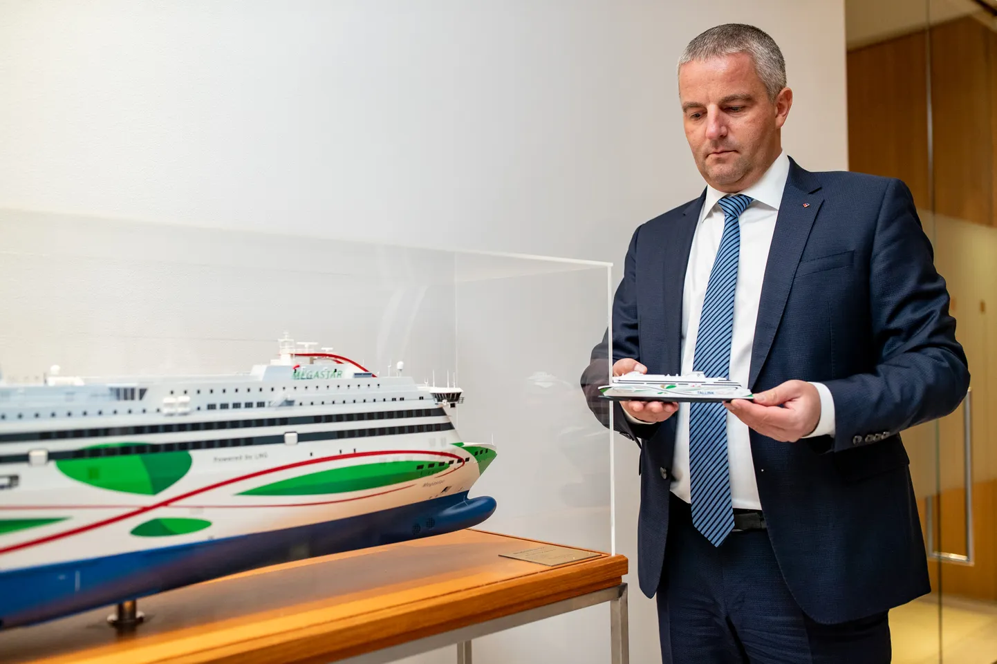 17.01.2022. Tallinn. Tallink Grupp juhatuse esimees Paavo Nõgene ja reisilaeva Tallink Megastar makett. Foto Eero Vabamägi, Postimees