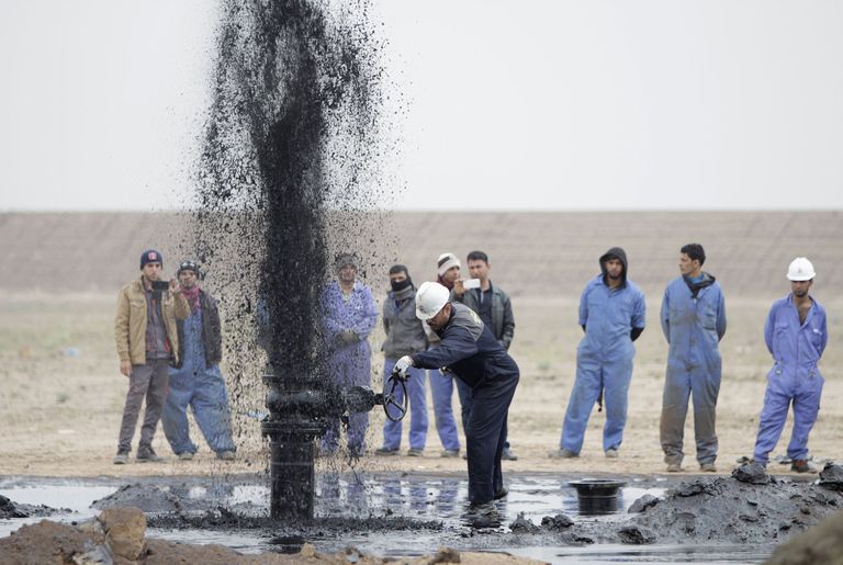 Iraagi töölised Al Tuba naftaväljal Basras. FOTO: STRINGER/IRAQ/REUTERS/Scanpix