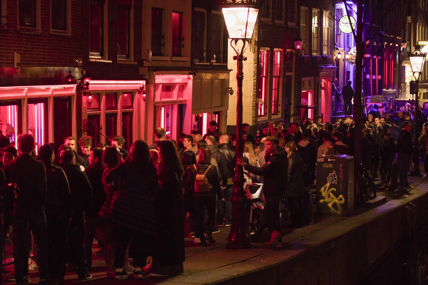 Hollandi Amsterdami punaste laternate piirkond De Wallen,