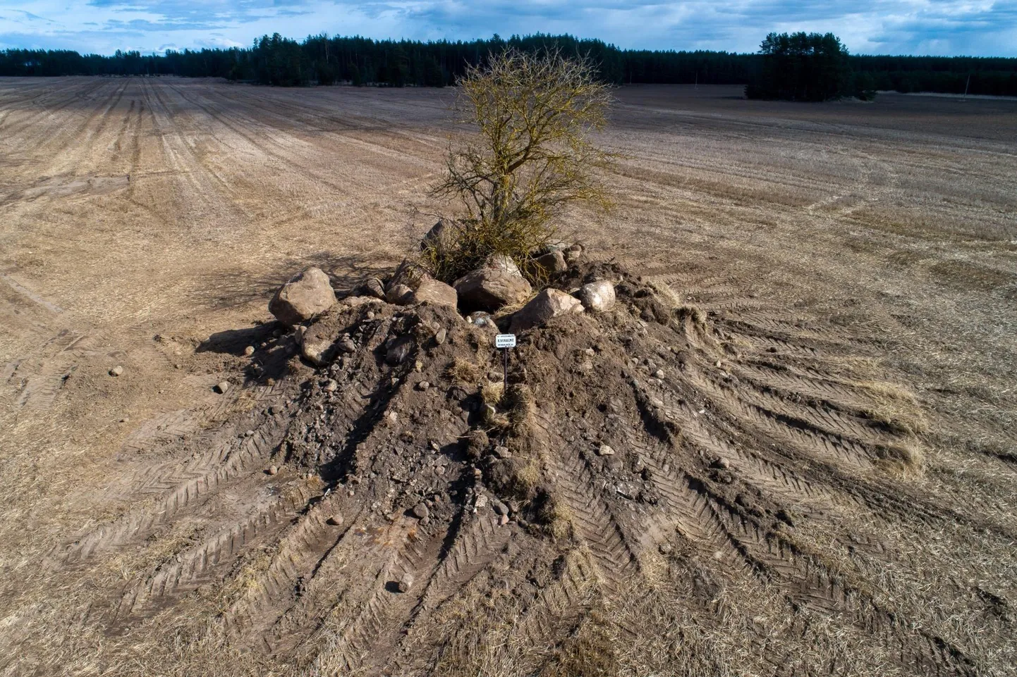 Varudi-Vanakülas on kivikalme, mille rahvapärane nimetus on Rootsi kuninga haud. Kultuurimälestis sai põllutööde käigus oluliselt kahjustada.