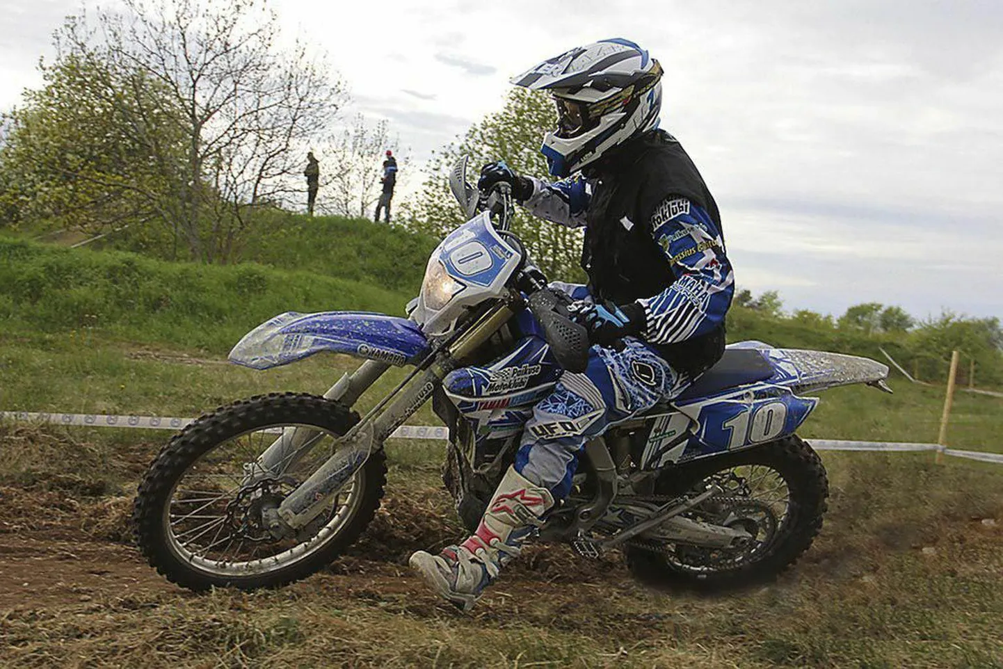 Paikuse motoklubi enduuroäss Toivo Nikopensius kihutas Saku motomaratonil seenioride esimese auhinna vääriliselt.