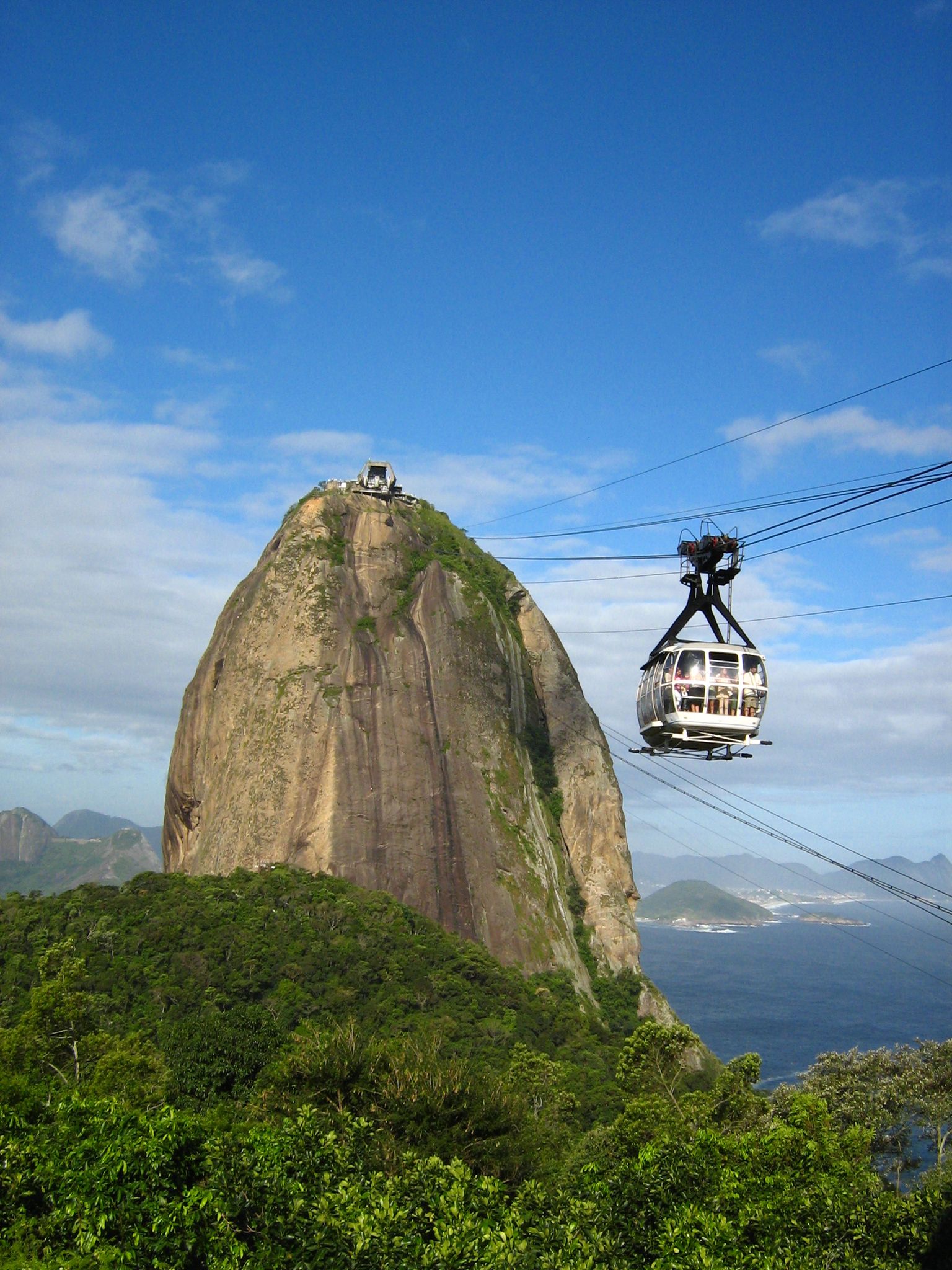 Suhkrupeamägi on Rio de Janeiro üks populaarsemaid atraktsioone, millele pääsemiseks tuleb end usaldada kaabeltrammide hoolde.