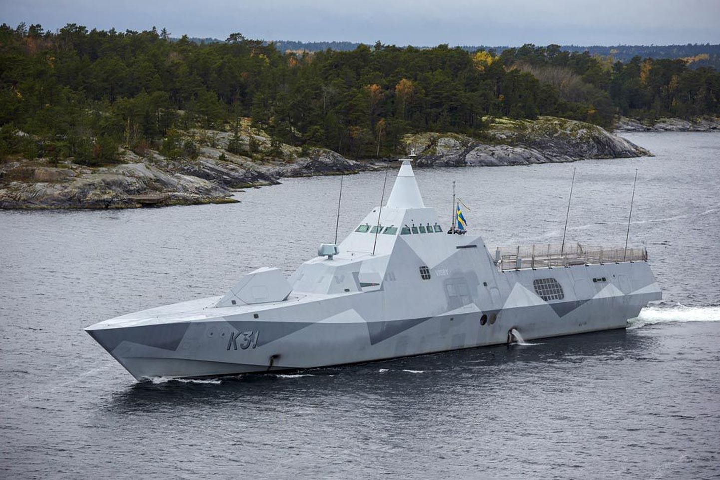 Otsingutel osalev Rootsi mereväe korvett HMS Visby Stockholmi saarestikus.