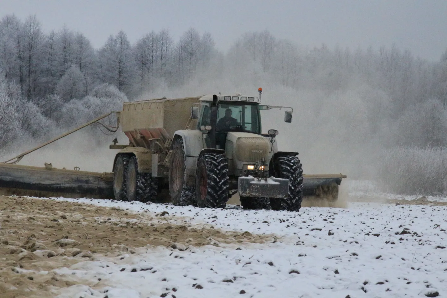 Põldude lupjamine.