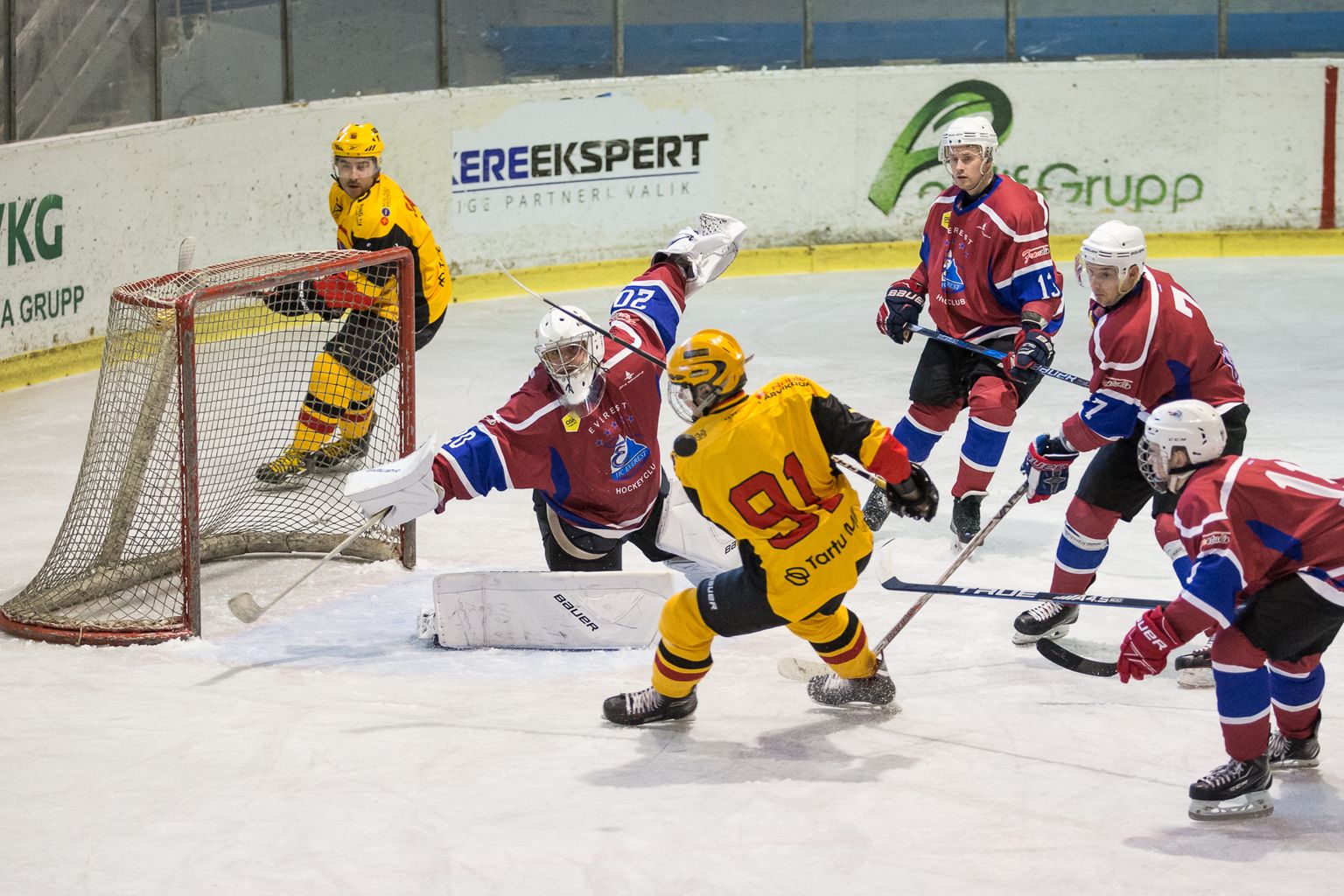 Начала сезона на домашней площадке кохтла-ярвеским хоккеистам в этом году придется подождать.