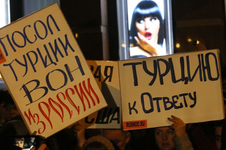 Venelased Türgi Moskva saatkonna ees meelt avaldamas. Foto: Itar-Tass/Scanpix