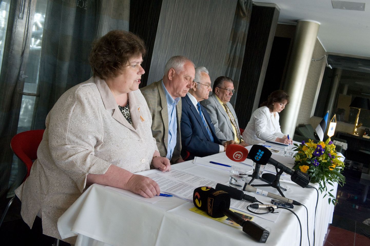 Rahvaliidu iseseisvana jätkamise pooldajate pressikonverents, esiplaanil Mai Treial.
