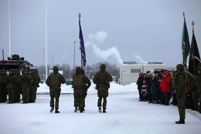 Kaitseväelased Tapal 1. jalaväebrigaadi lipuga möödamarsil.