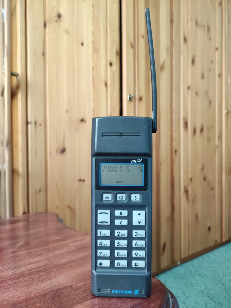 Aotähe vana Ericssoni mobiiltelefon.