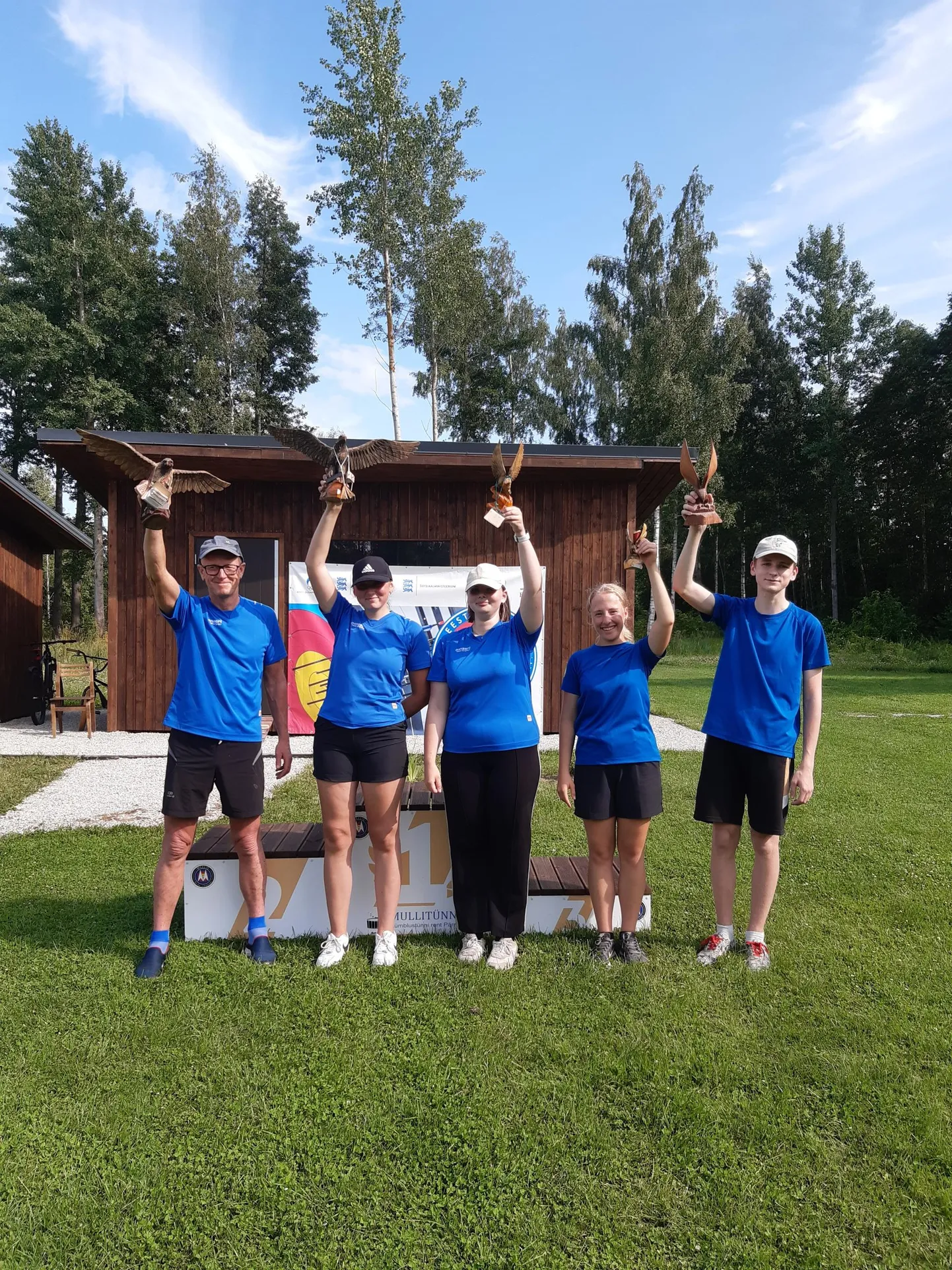 Aastakümneid on Pärnu vibulaskjad lahtistel meistrivõistlustel võistelnud Kulli rändkarika nimel. Pildil vasakult: Raoul Johanson (mehed), Marielle Laasma (naised), Gertrud Vaeno (U18 neiud), Liis Kirsch (U21 naised), Oss Raag (U18 noormehed). Kulli võitsid veel Marten Mäger (U15 poisid) ja Mirtel Lilleleht (U15 tüdrukud).