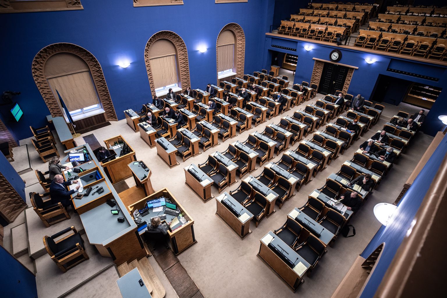 Riigikogu istung kaugtööna. Saalis istub väga vähe riigikogu liikmeid.