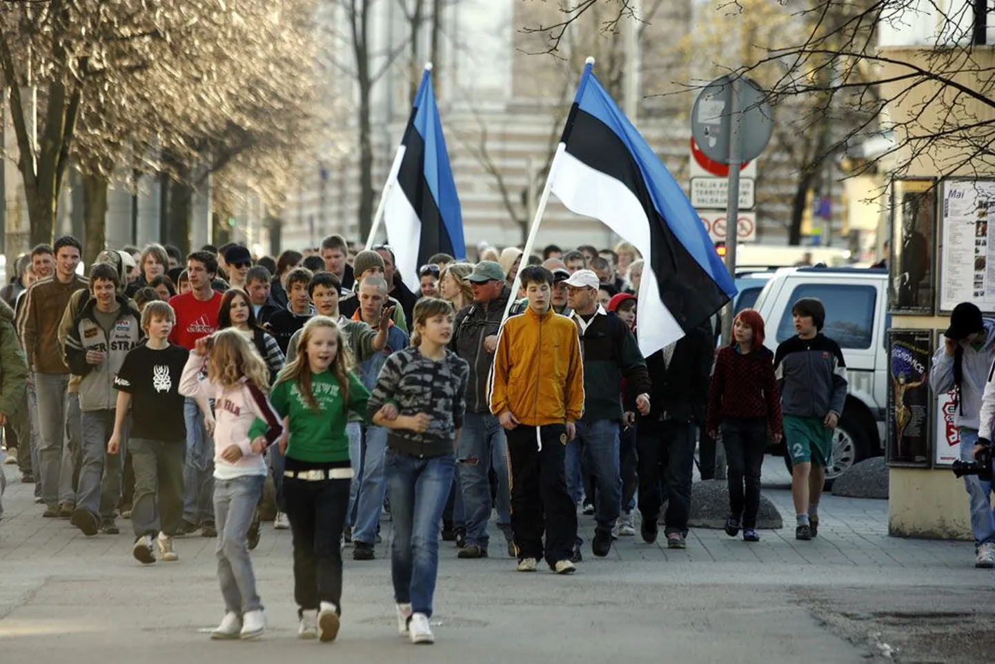Pronksöö polariseeris ühiskonna, Vastumeeleavaldus sinimustvalgete lippudega