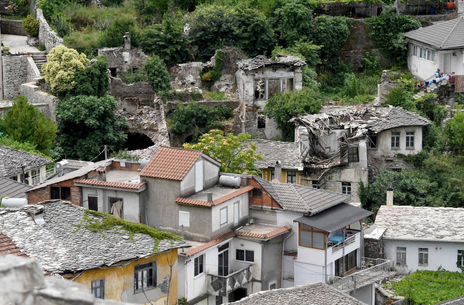 Vaade Gjirokastëri linna ajaloolistele hoonetele, keskel varemeis Lolomani maja.