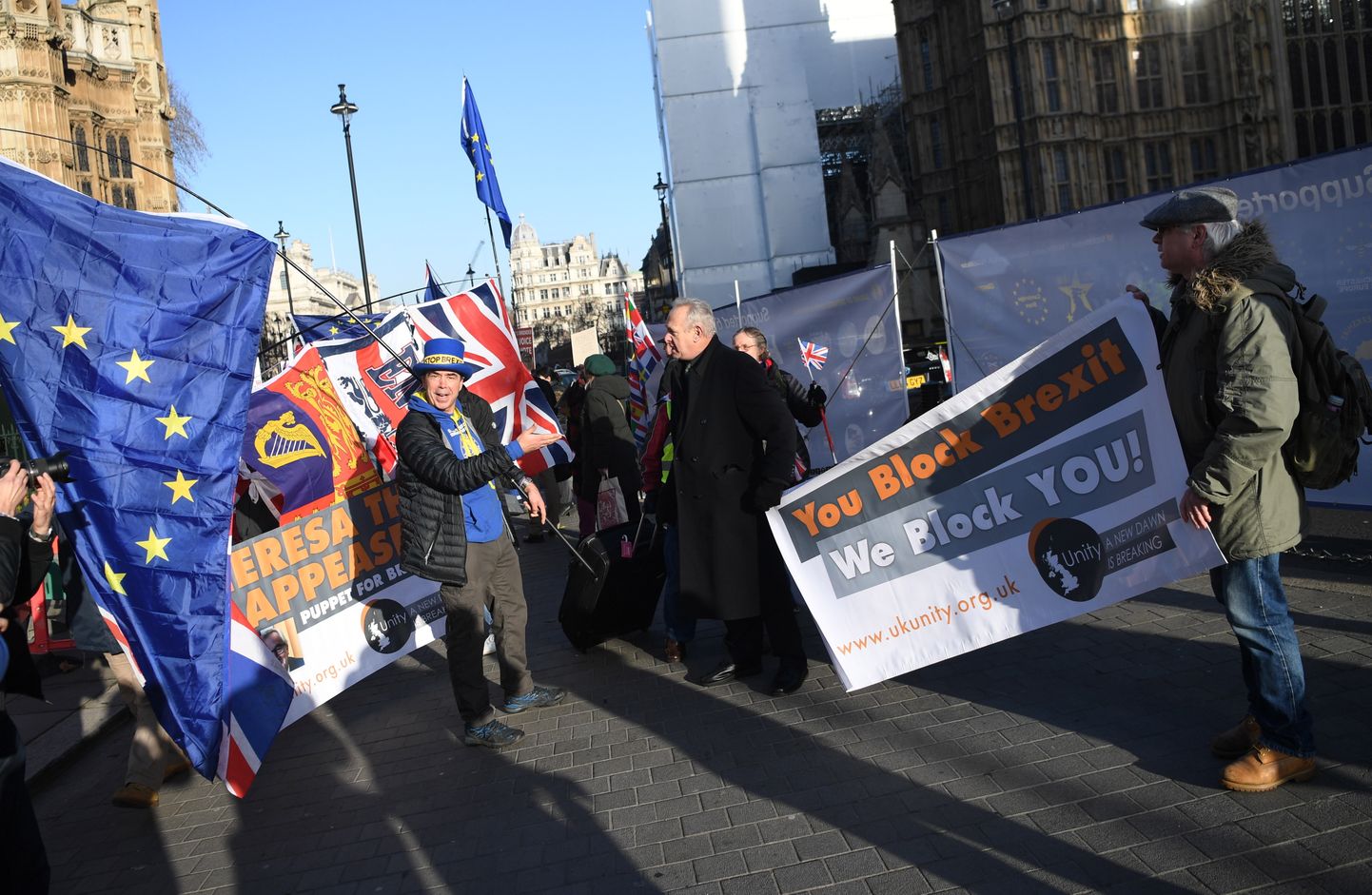 Euroopa Liitu jäämist pooldavad ja selle vastu olevad meeleavaldajad täna Londonis.