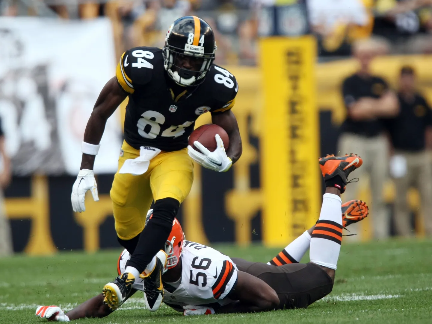Antonio Brown (vasakul)