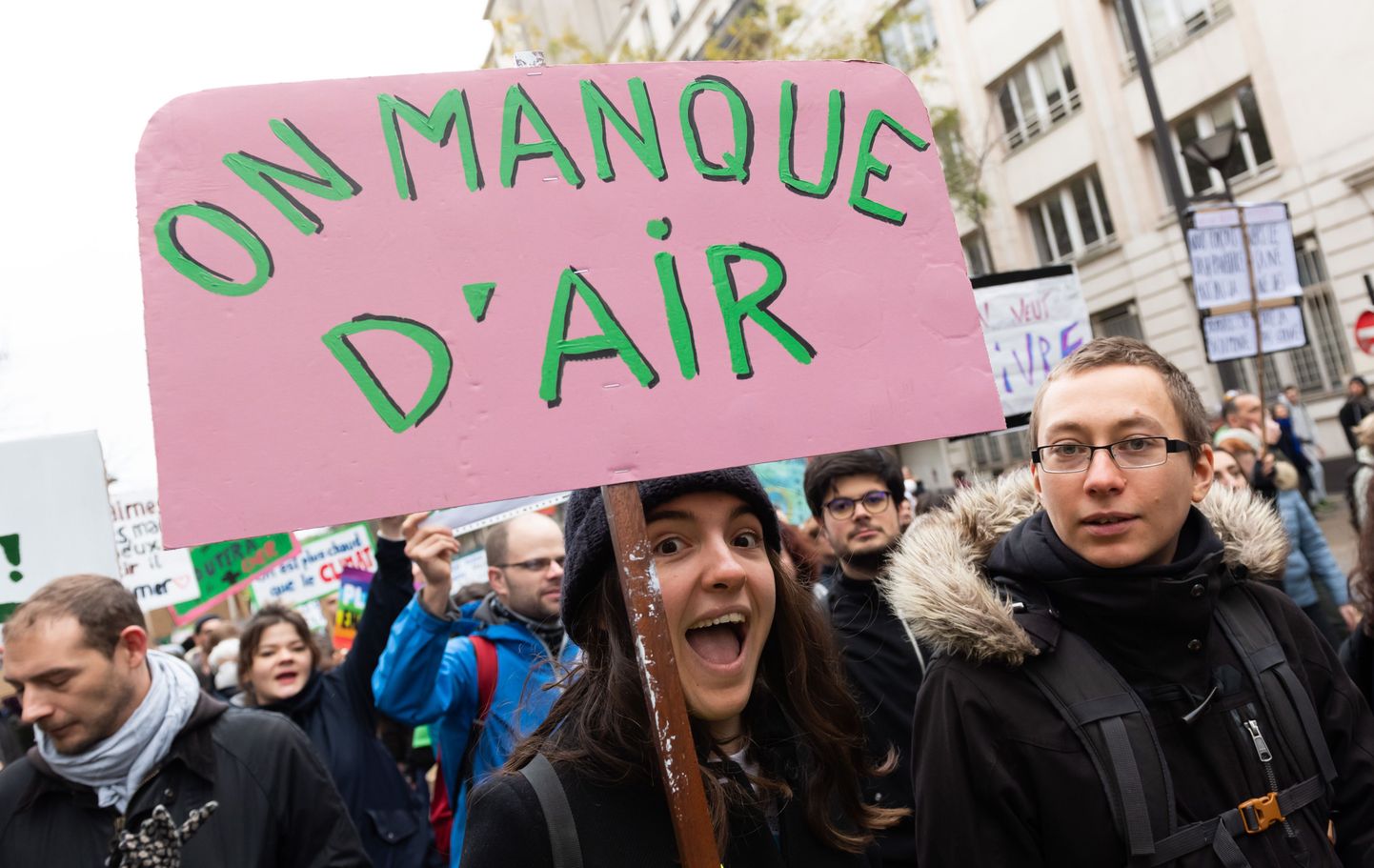 Protestētāja Parīzē ar saukli "Mēs smokam".