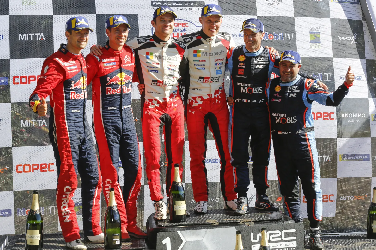 2019. aasta Tšiili MM-ralli esikolmik. Keskel tol aasta maailmameistriks tulnud Ott Tänak ja Martin Järveoja (Toyota). Teise koha said toona Citröeniga sõitnud Sébastien Ogier ja Julien Ingrassia, kolmandaks tulid Hyundai sõitjad Sébastien Loeb ja Daniel Elena (paremal).