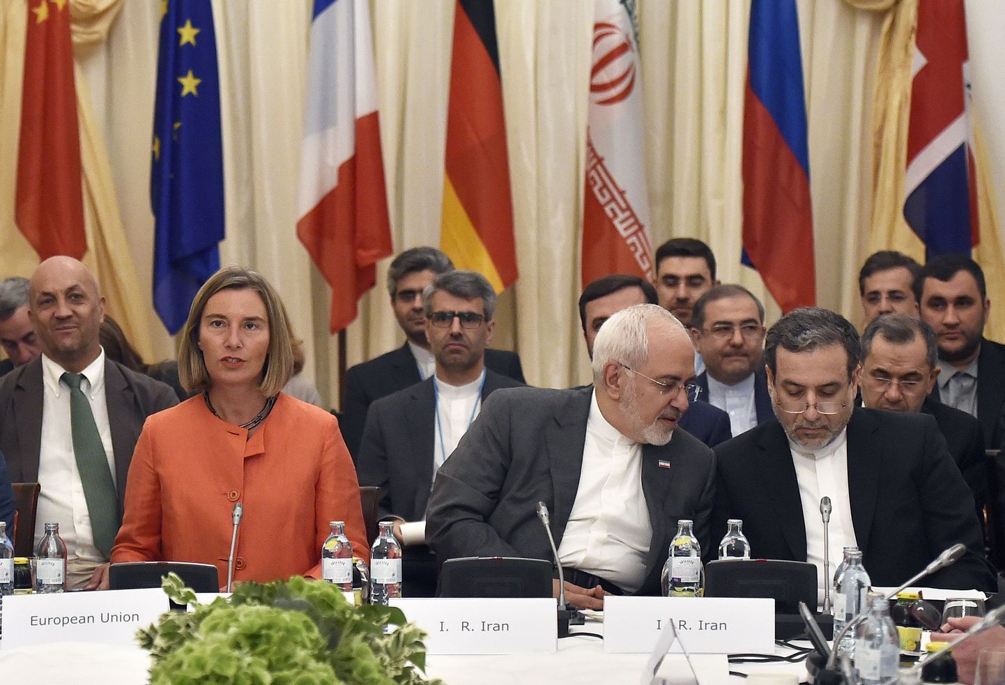Euroopa Liidu kõrge esindaja Federica Mogherini (vasakul) Iraani välisministri Mohammad Javad Zarif (keskel) läbirääkimistelaua taga.