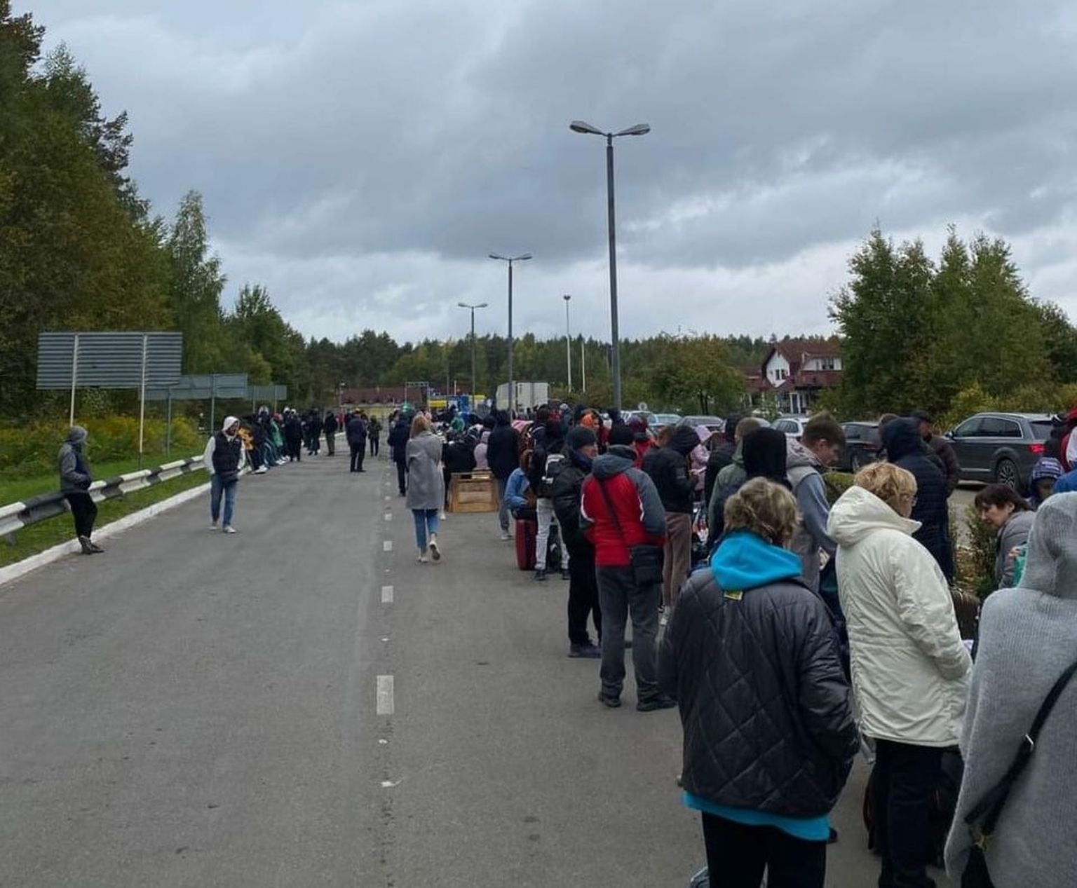 Ukraina sõjapõgenikud ootavad Petseri lähistel asuva Kunitšina Gora piiripunktis pääsu Eestisse.