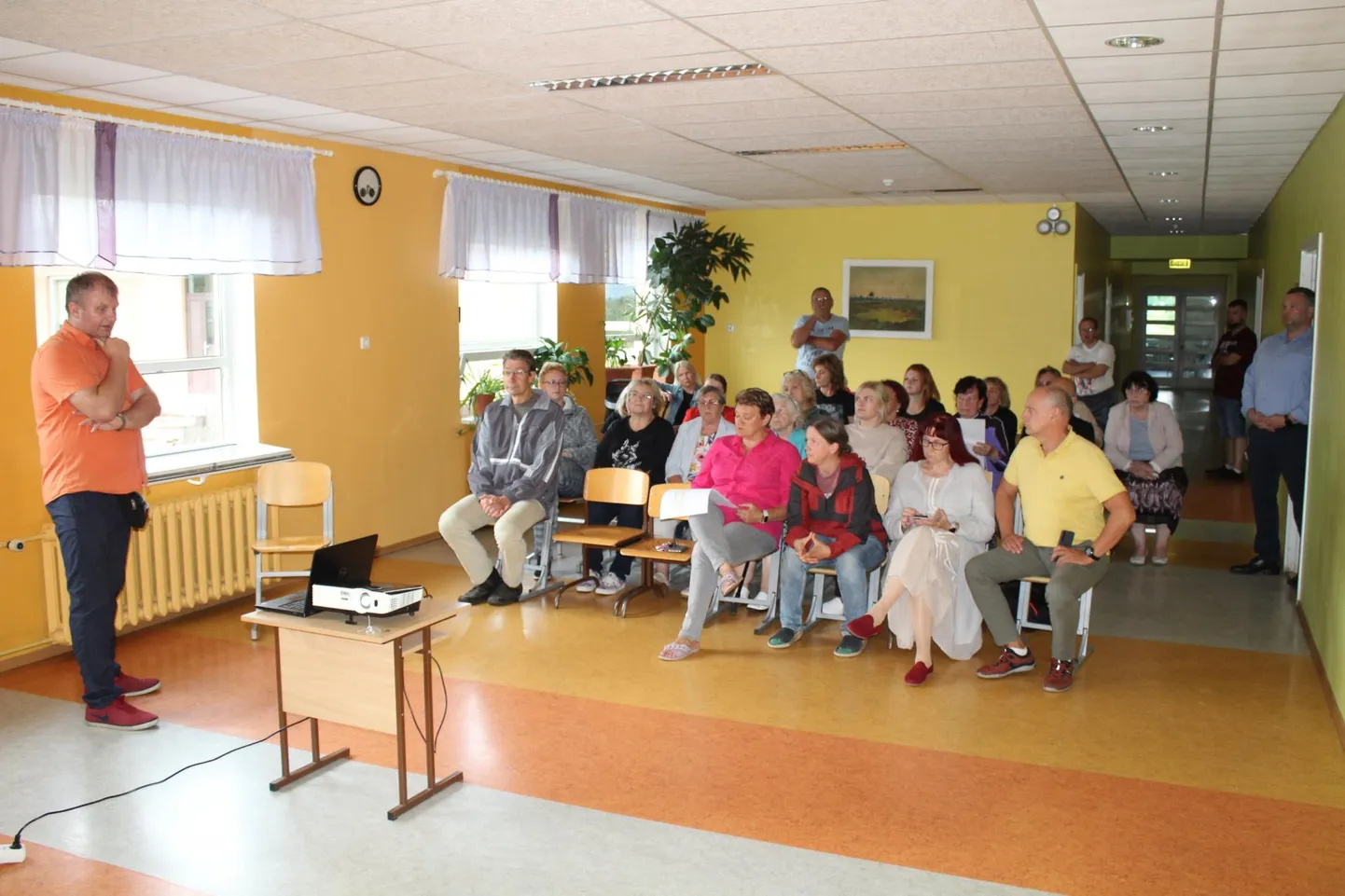 Arutelu Vajangu koolihoone tuleviku üle juhtis Tapa valla ettevõtlusspetsialist Marko Teiva (vasakult esimene).