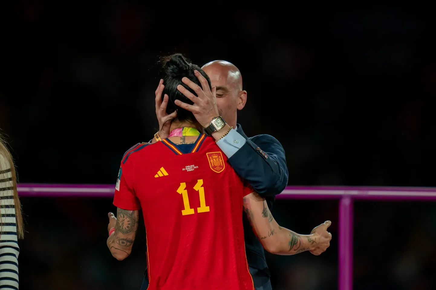 Pildimeenutus 20. augustist. Sydneys peetud MMi finaali järel suudleb Hispaania jalgpalliliidu president Luis Rubiales (taga) mängijat Jennifer Hermosot huultele. 