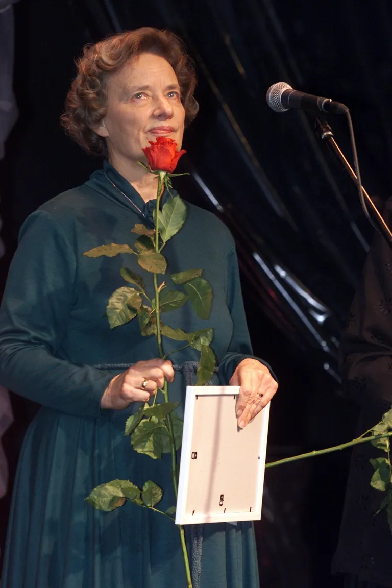 2002. aastal avati Nukuteatri 50. juubelil teatrimaja ja anti üle teatripreemiad. Eesti Teatri kriitikaauhinna sai Lea Tormis.
