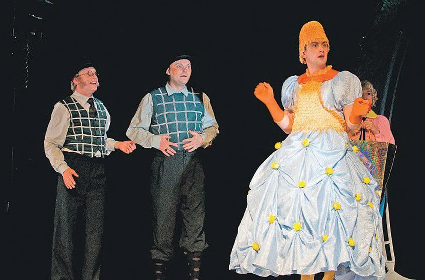 Сцена из спектакля «Примадонны» в исполнении (слева направо) Сергея Черкасова, Олега Щигорца и Николая Бенцлера.
