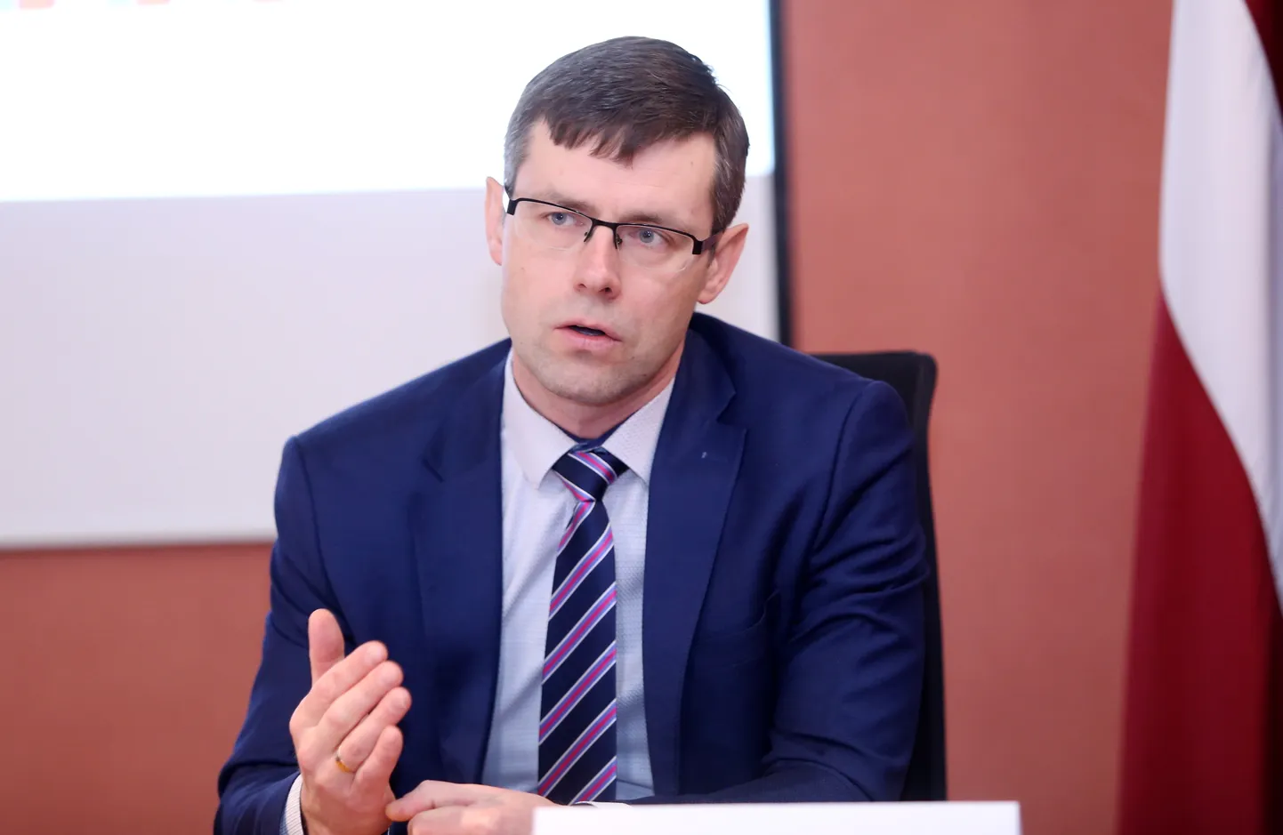 Partijas "Latvijas attīstībai" Rīgas domes deputāts - frakcijas vadītājs Viesturs Zeps piedalās preses brīfingā par sagatavoto Rīgas pilsētas pašvaldības 2019. gada budžeta projektu.