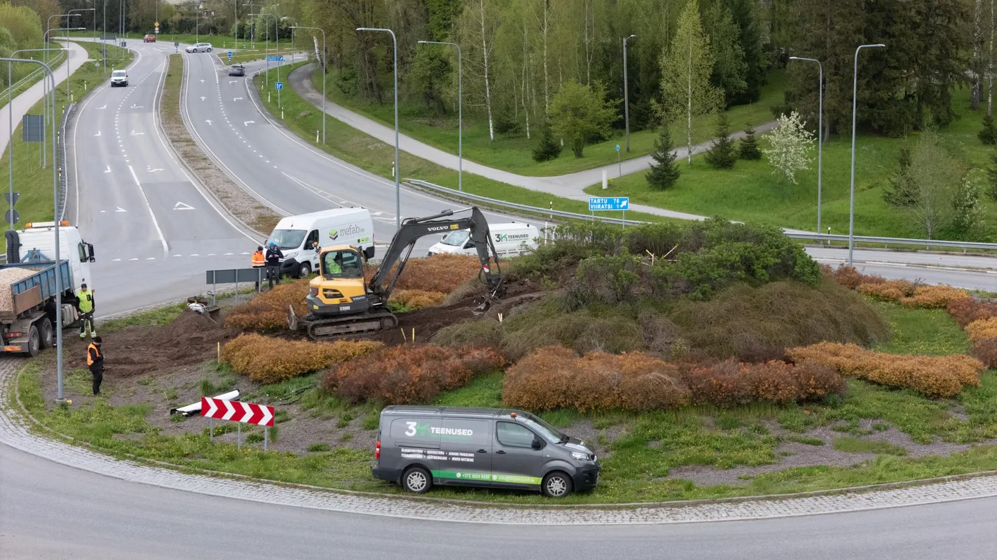 Viiratsi ringristmikul algasid ehitustööd, et tulevasele skulptuurile alus ette valmistada.