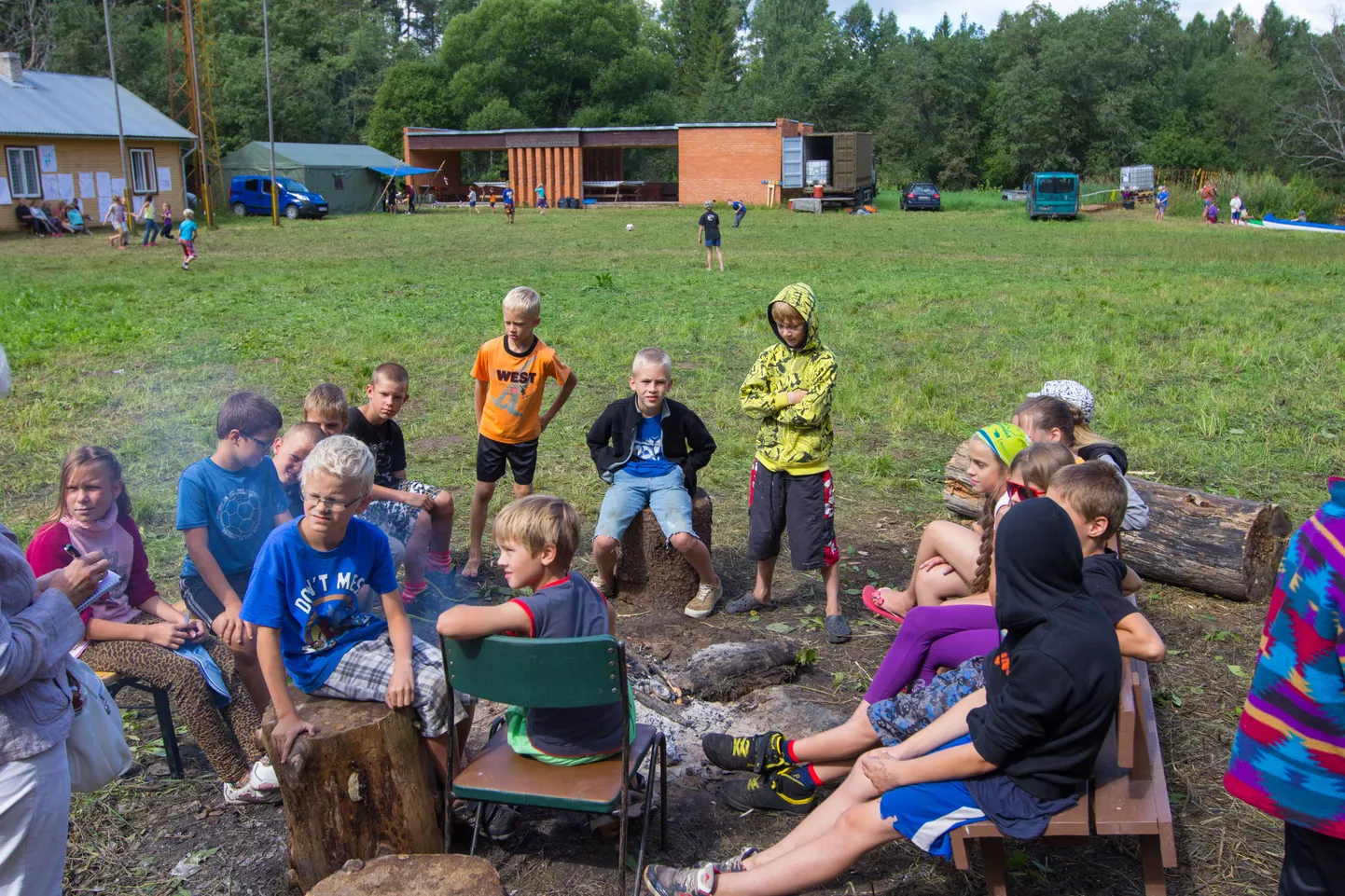 Orienteerumisvõistluse ja lõunasöögi vahel tehti puhkepaus. Lõkkeplatsil istudes ja hinge tõmmates vahetati muljeid toimunust-nähtust.