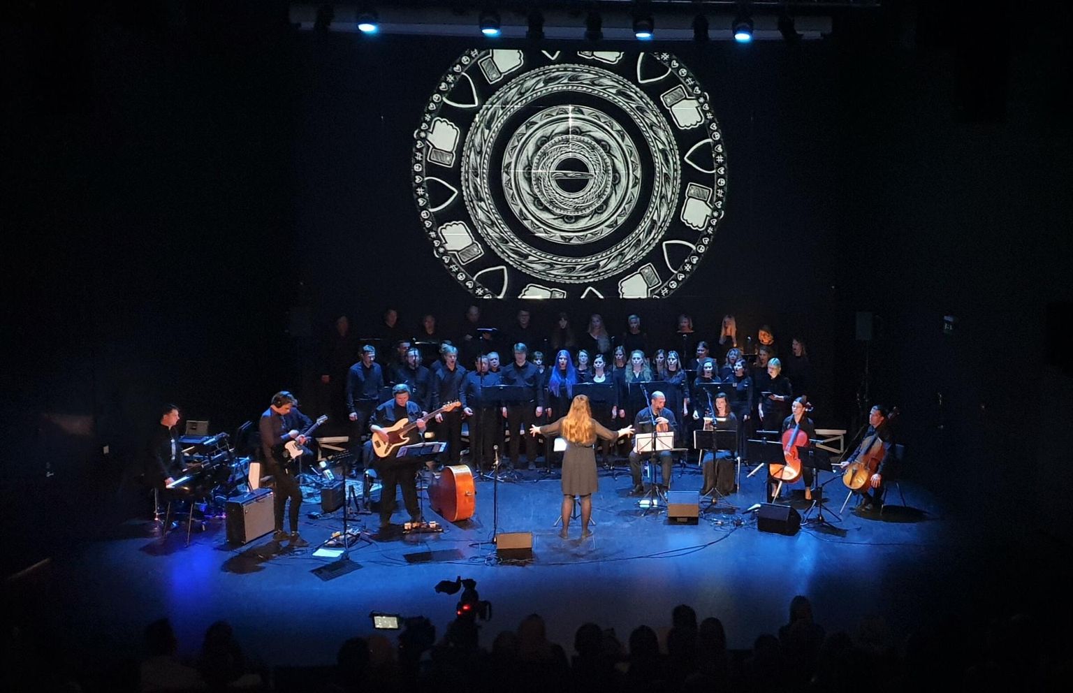Segakoori Rõõmusõõm, orkestrit ja keelpilliansamblit dirigeerib Kumu auditooriumis Liisa Rahusoo. Publikusse tulvab kontsert «Cancel culture».