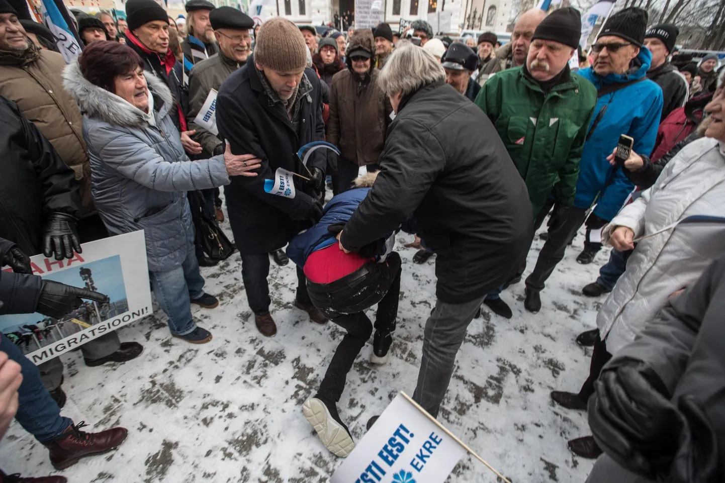 Intsident Indrek Tarandiga Toompea lossi ees EKRE meeleavaldusel.