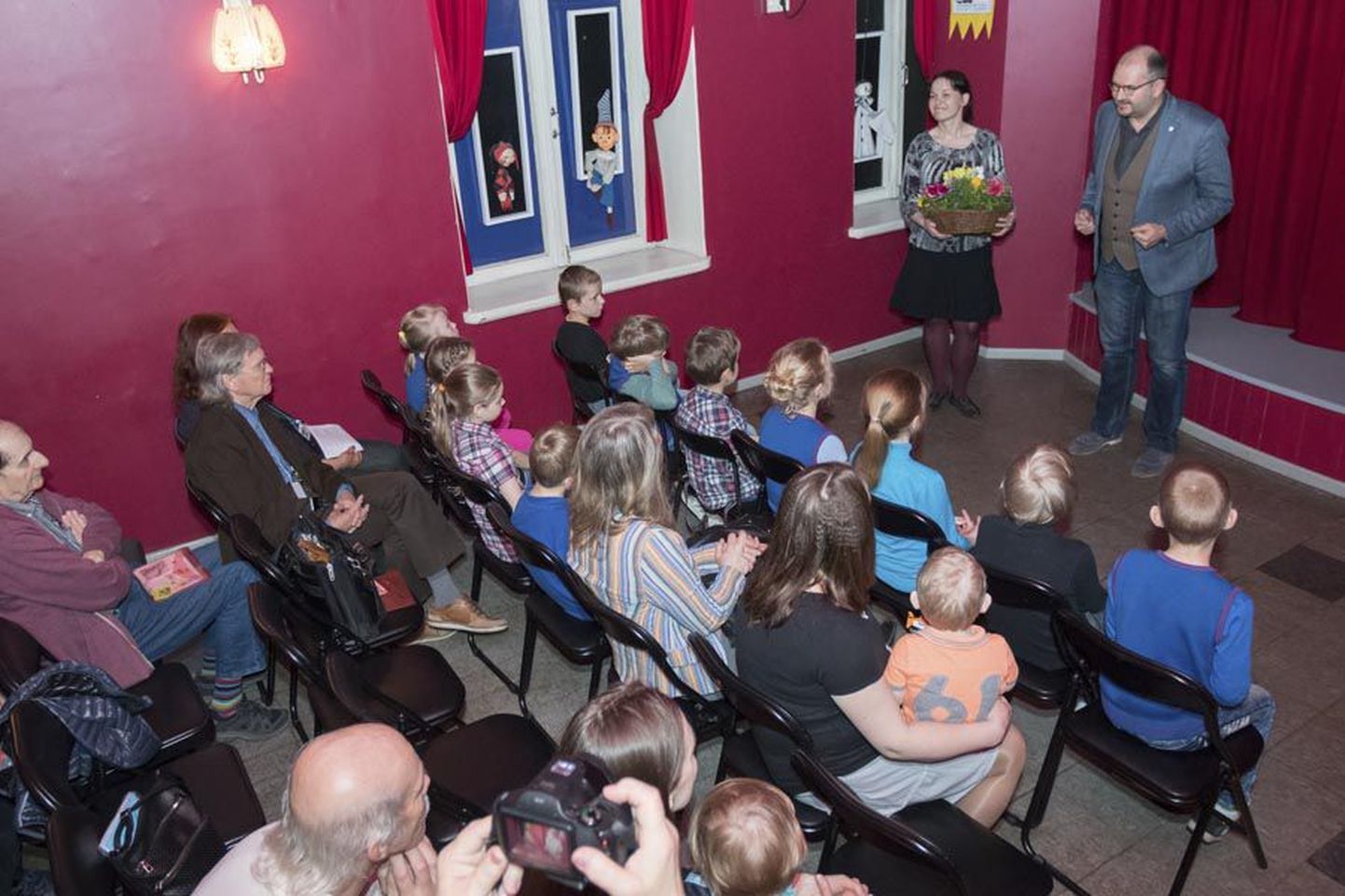 Viljandi nukuteatrisse festivali avamisele tulnutest moodustasid suurema osa pisikesed teatrihuvilised, keda tervitas Viljandi linnapea Ando Kiviberg.