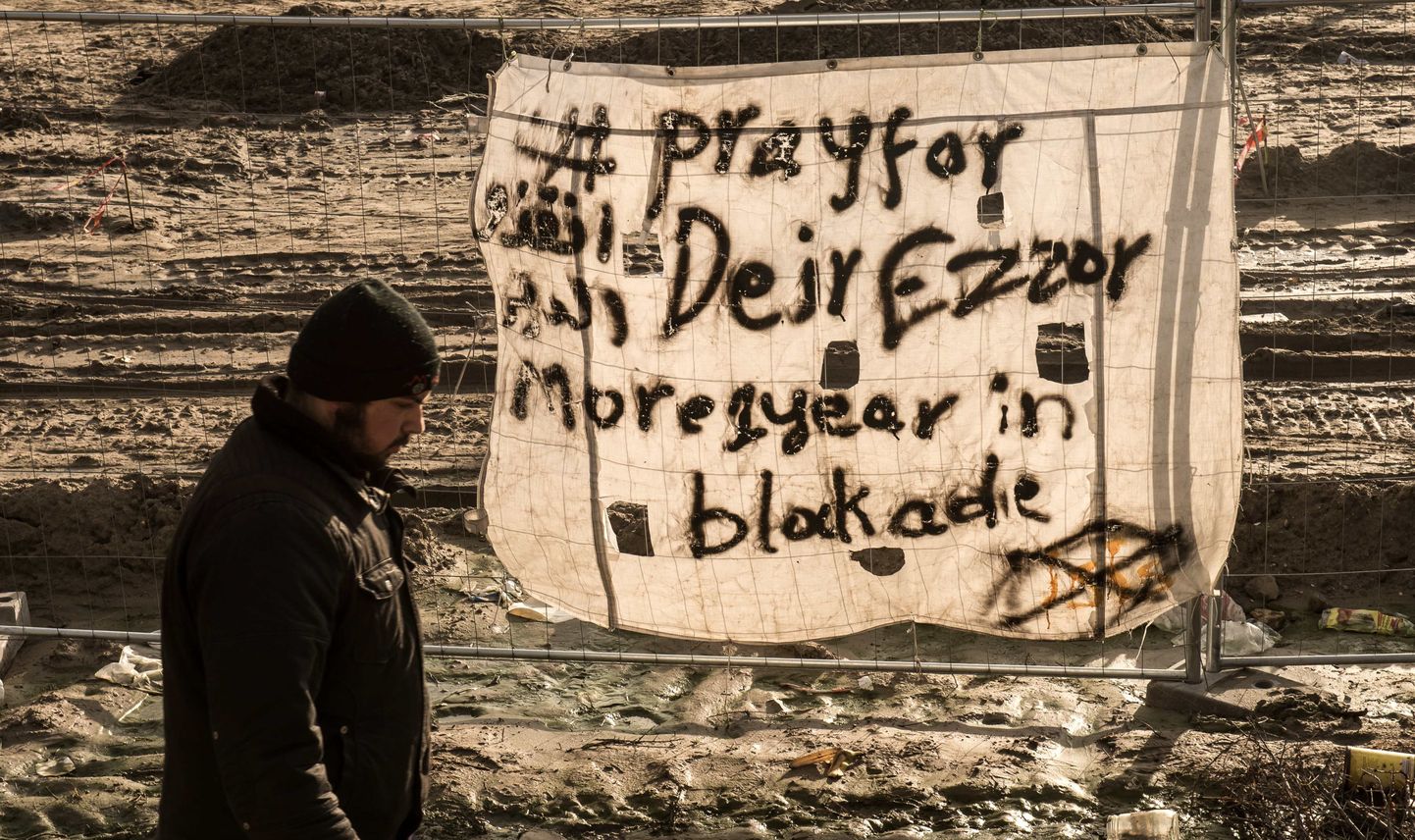Aasta eest Calais' põgenikelaagris rippunud sildilt võib lugeda: palvetage Deir Ezzori eest, mis on olnud juba rohkem kui aasta blokaadis.