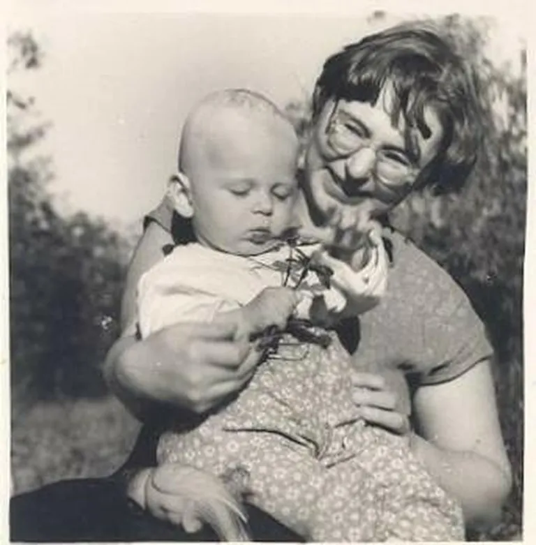 Helgi Hirv poeg Indrekuga aastal 1957.