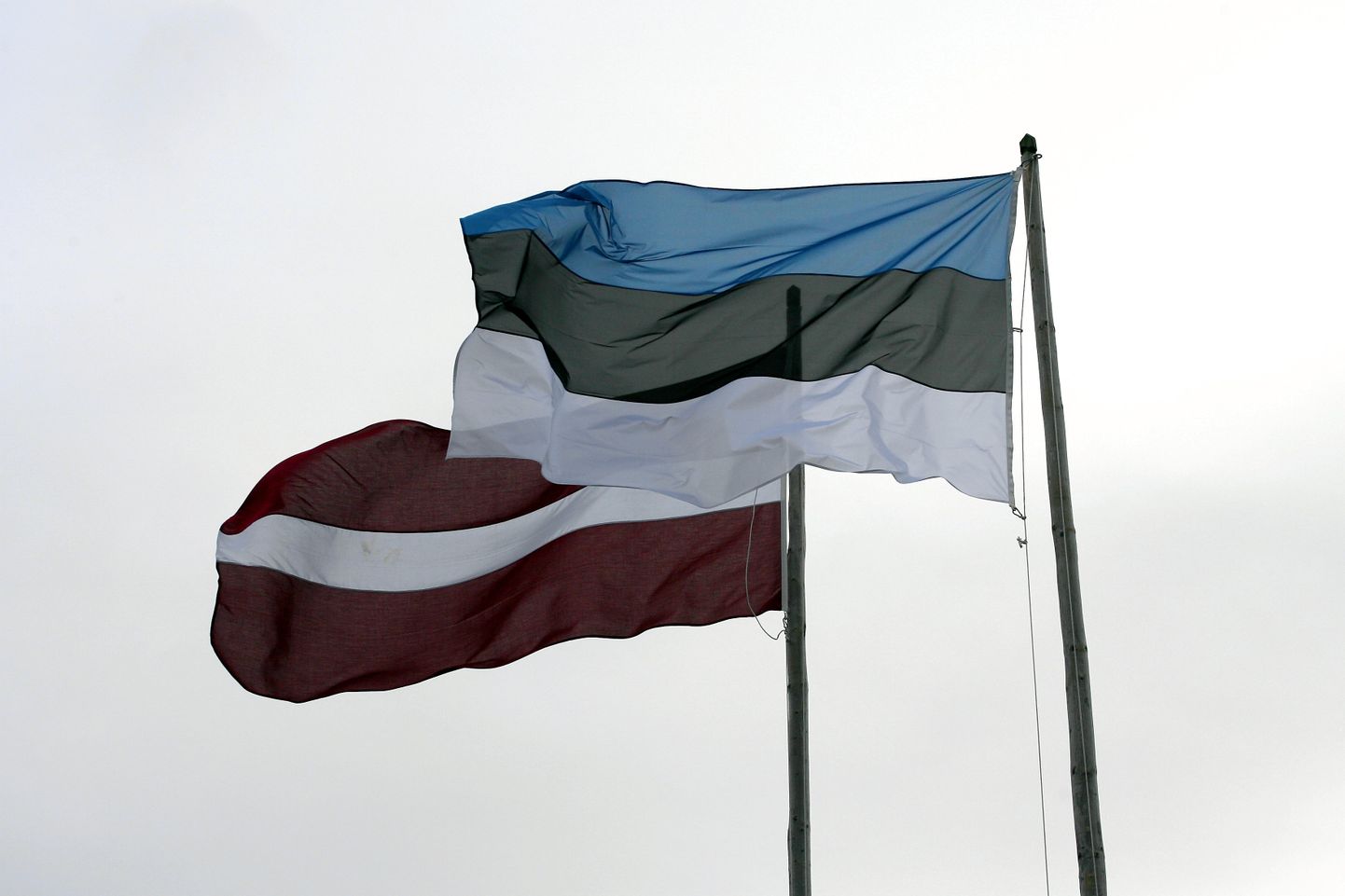 Eesti ja Läti lipud.