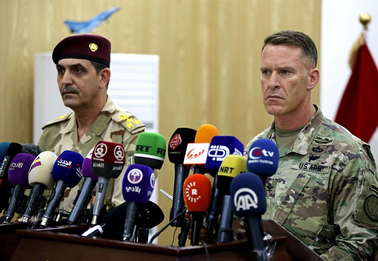 USA armee kolonel Ryan Dillon (paremal) ja Iraagi relvajõudude pressiesindaja kinrdal Yahyah Rasul.
