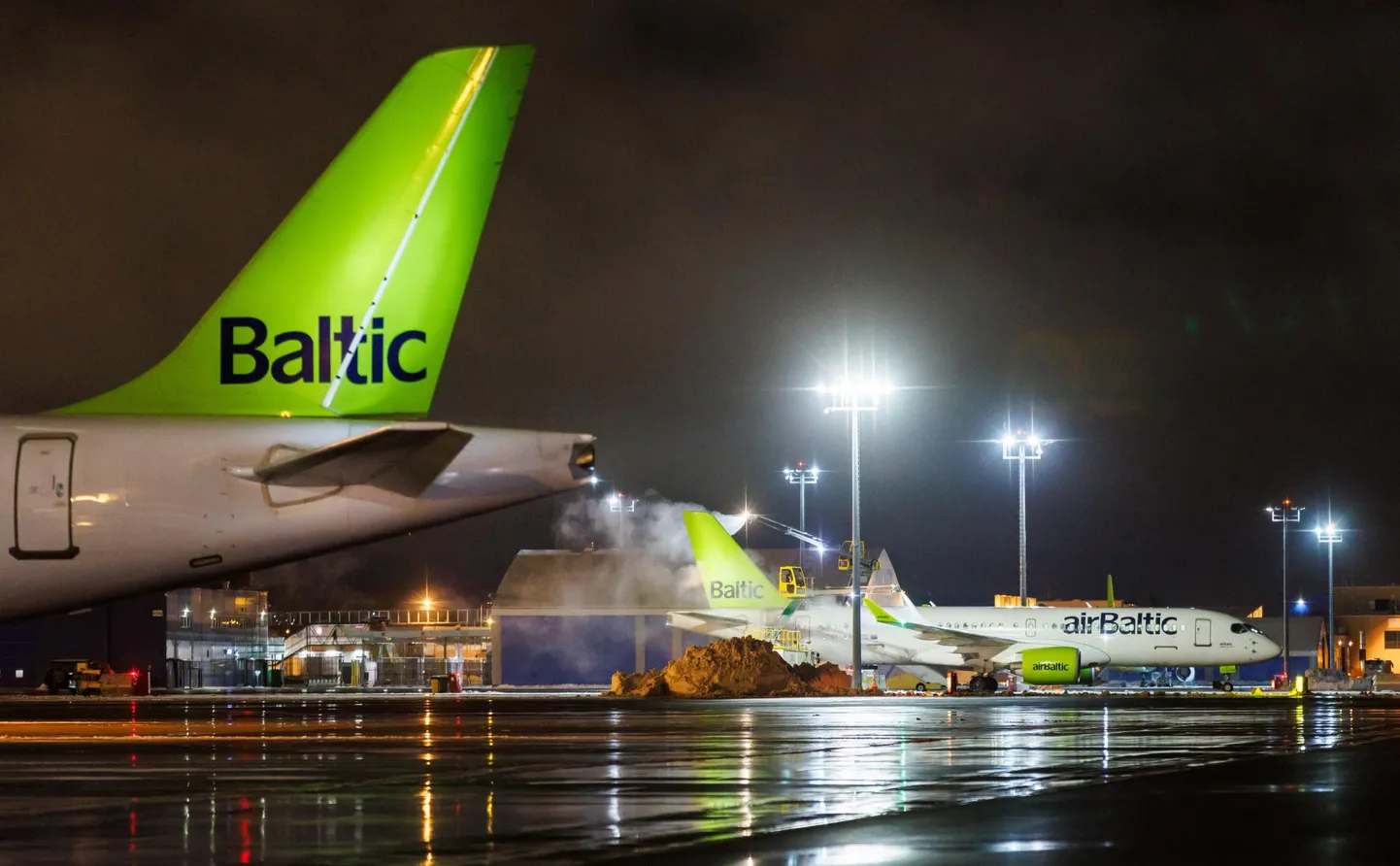 Самолеты airBaltic в Таллиннском аэропорту.