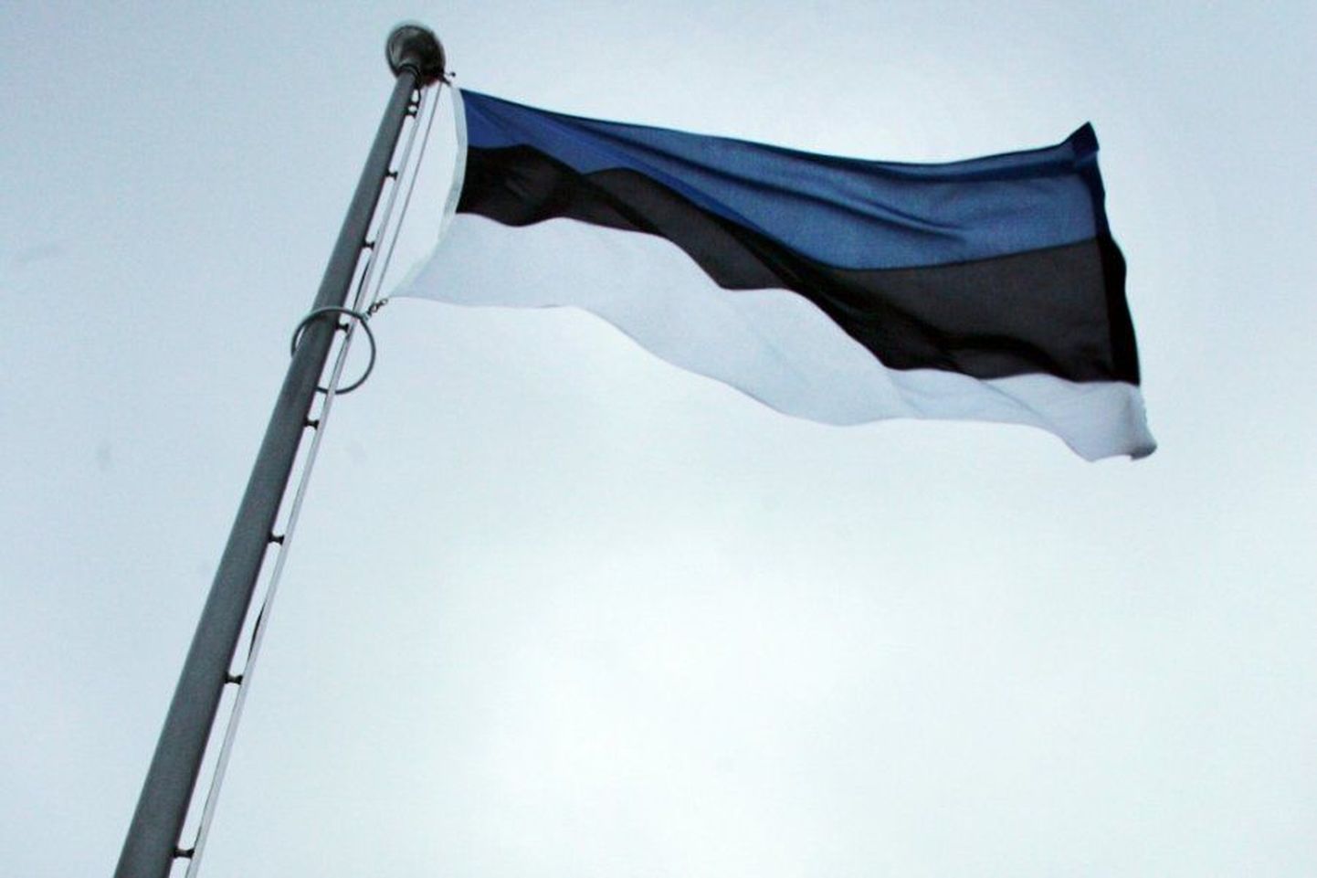 Утром 24 февраля во многих местах состоится торжественное поднятие государственного флага.
