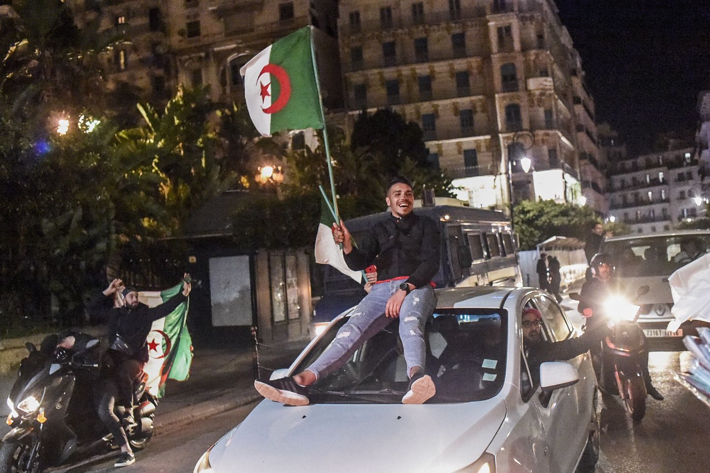 Alžeerias tänavatele tulnud meeleavaldajad tervitasid eile president Abdelaziz Bouteflika otsust mitte kandideerida viiendaks ametiajaks presidendiks.